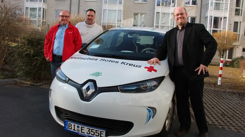 Im Elektroauto unterwegs: Pflegekräfte unter Strom